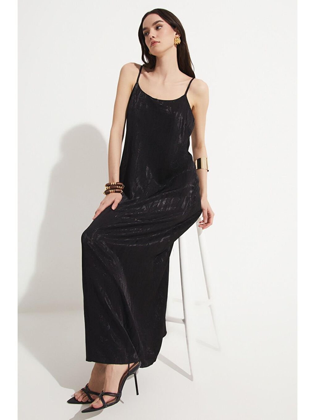 Siyah Kadın Düz Kesim Askılı Midi Dokuma Elbise-3