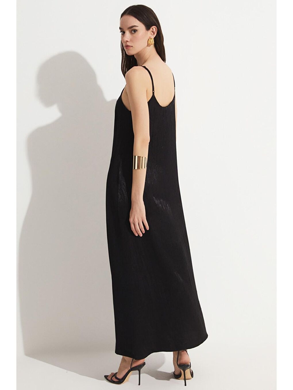 Siyah Kadın Düz Kesim Askılı Midi Dokuma Elbise-4