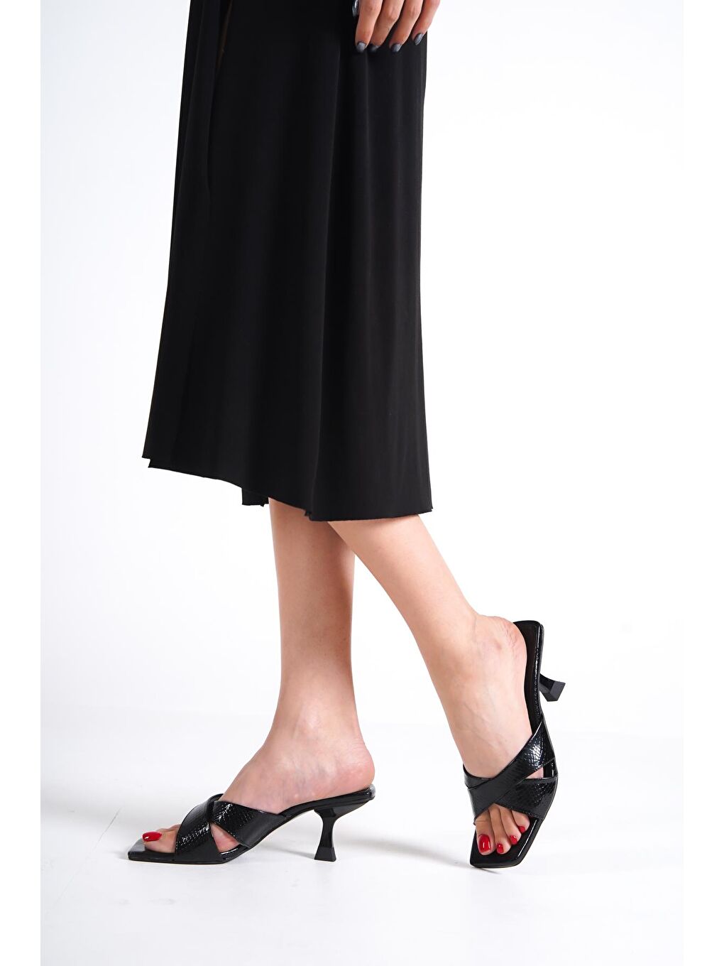 Siyah Küt Burunlu Yılan Desenli Çapraz Bantlı Orta Topuklu Metalik Kadın Terlik