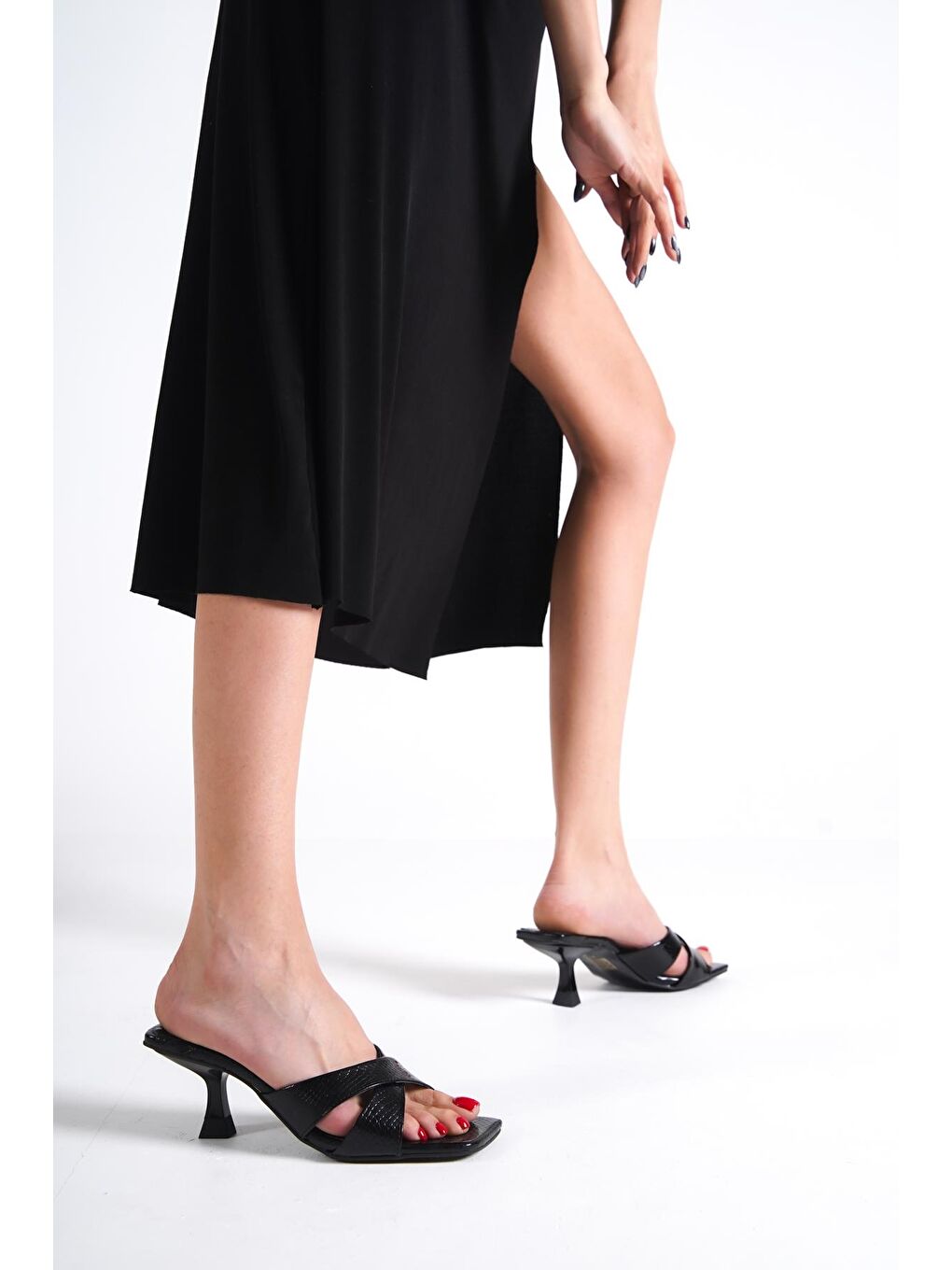 Siyah Küt Burunlu Yılan Desenli Çapraz Bantlı Orta Topuklu Metalik Kadın Terlik-1