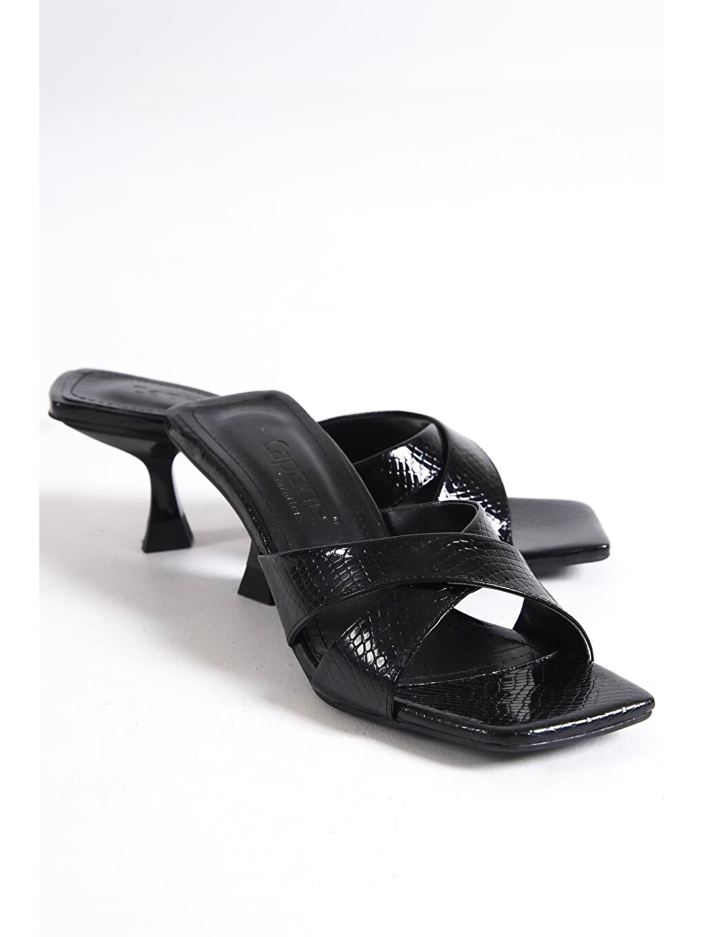 Siyah Küt Burunlu Yılan Desenli Çapraz Bantlı Orta Topuklu Metalik Kadın Terlik-3