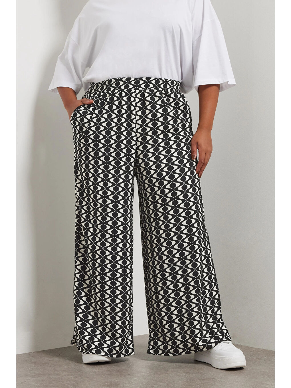 Siyah Büyük Beden Beli Lastikli Cepli Dsenli Bol Paça Pantolon 303970-3