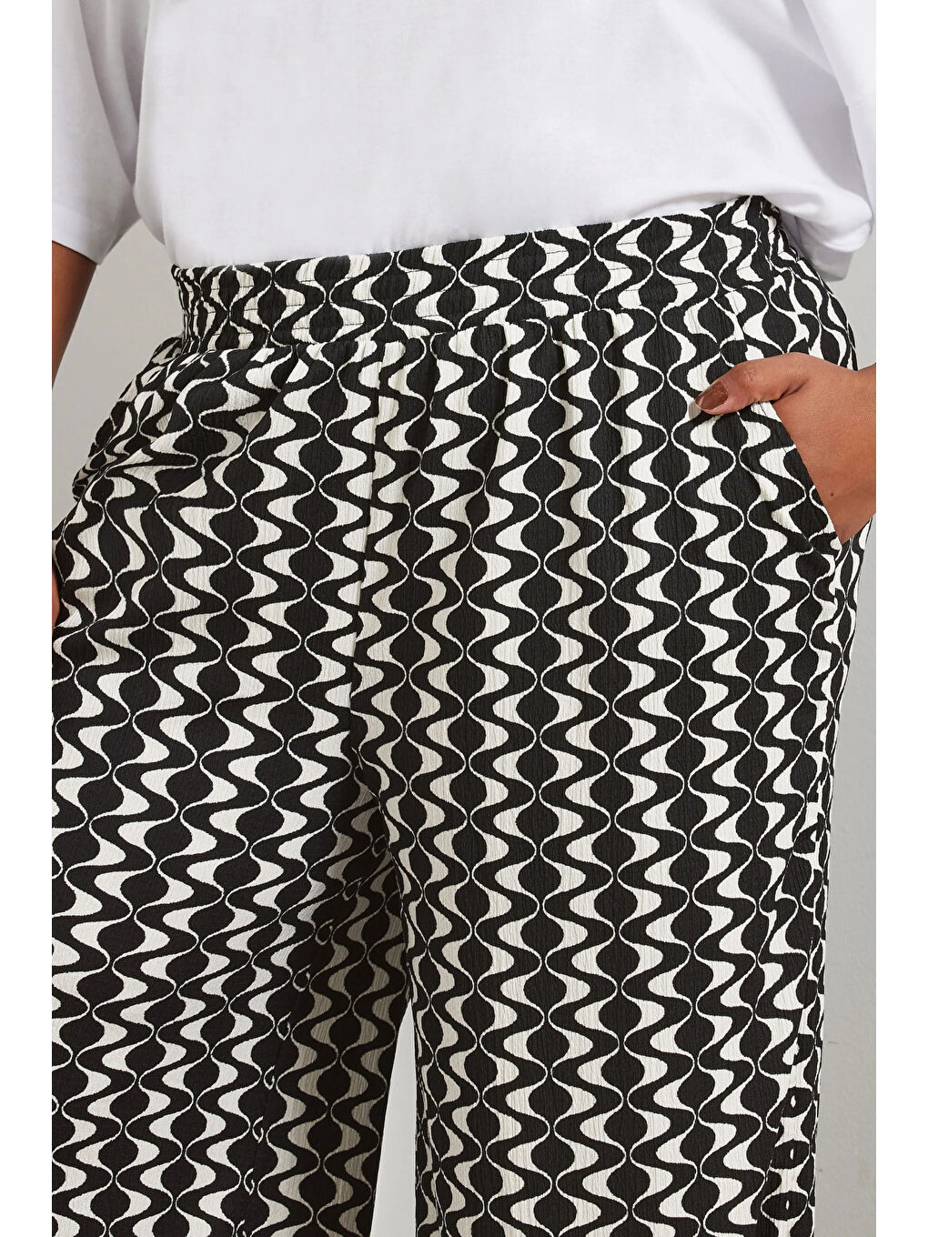 Siyah Büyük Beden Beli Lastikli Cepli Dsenli Bol Paça Pantolon 303970-4