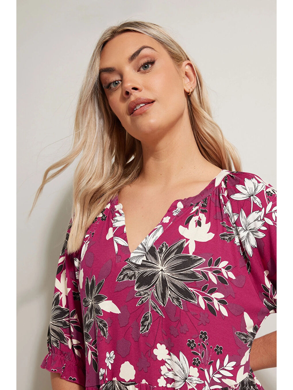 Pembe Büyük Beden V Yaka Kısa Kollu Çiçek Desenli Mini Elbise 304079-3