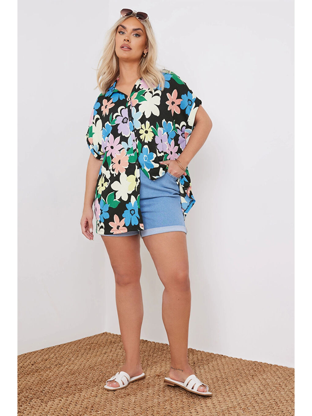 Karışık Büyük Beden Önü Düğmeli Kısa Kollu Çiçek Desenli Gömlek 303964-1