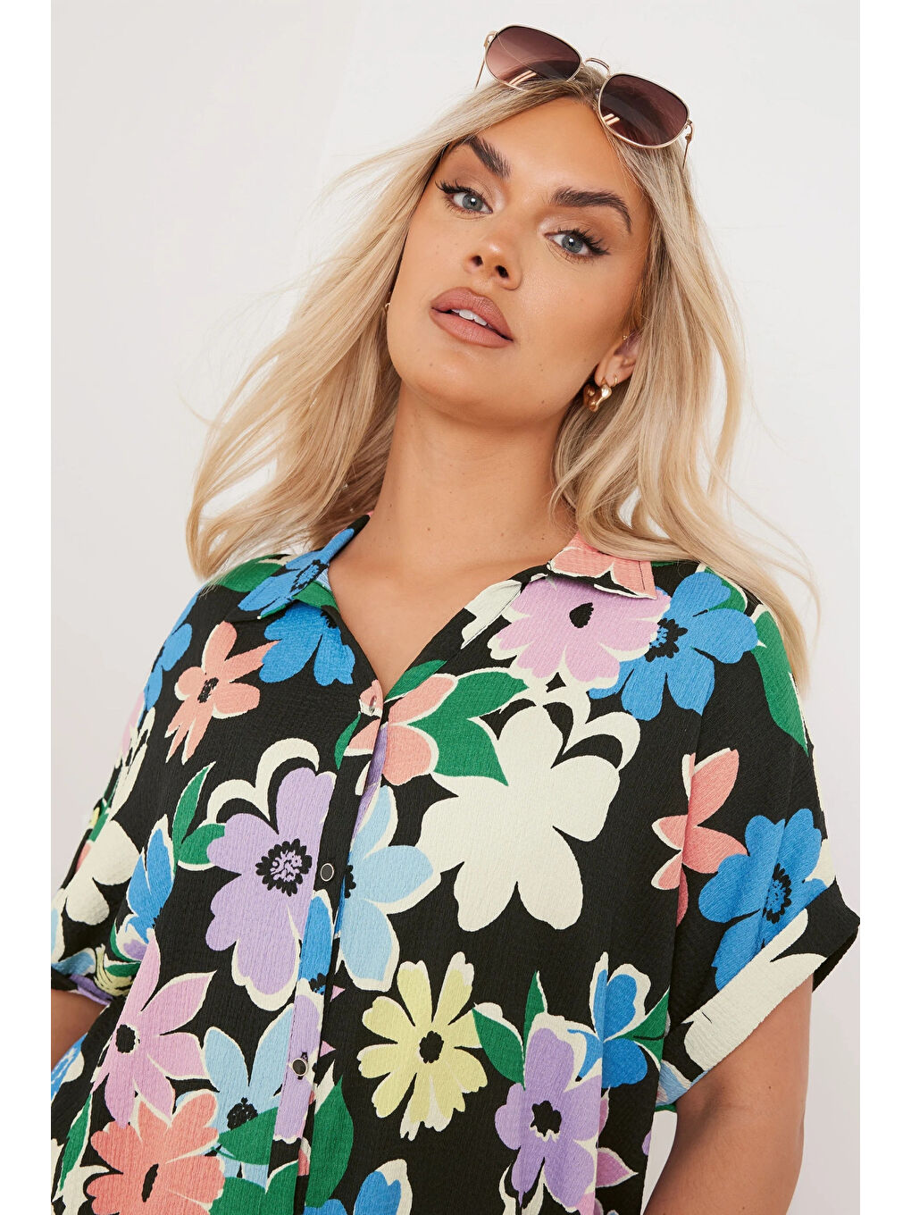 Karışık Büyük Beden Önü Düğmeli Kısa Kollu Çiçek Desenli Gömlek 303964-3