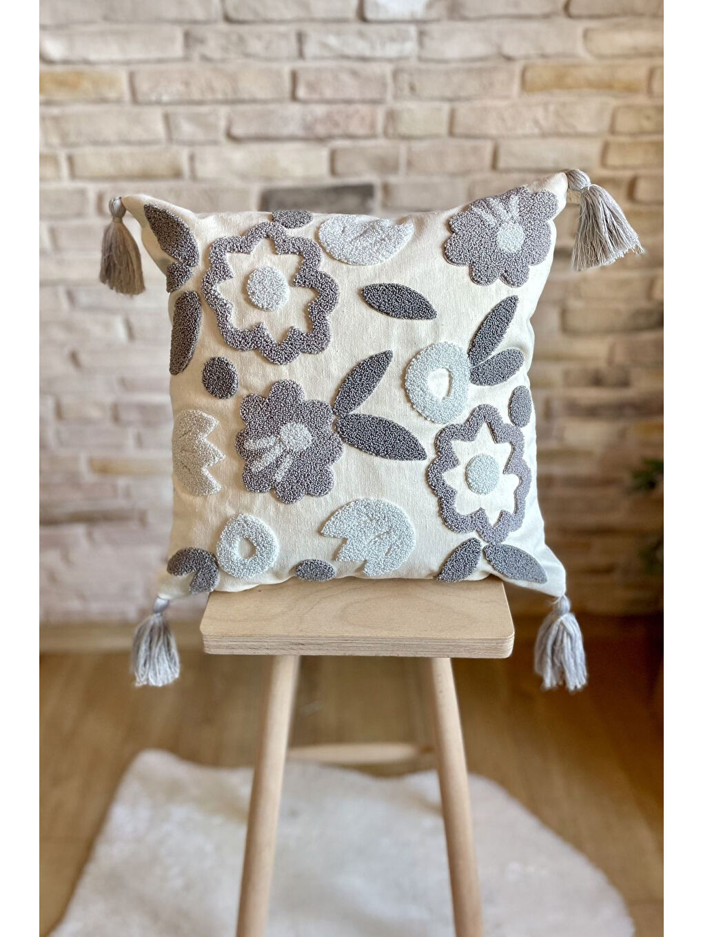 Gri Çiçek Nakışlı Püsküllü Kırlent Kılıfı