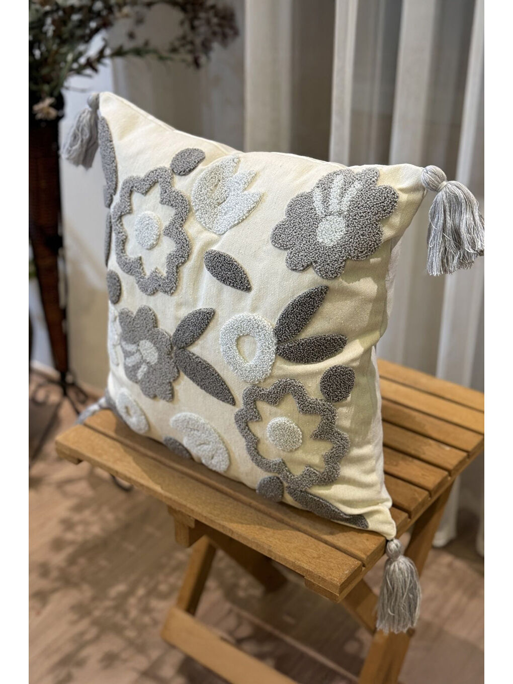 Gri Çiçek Nakışlı Püsküllü Kırlent Kılıfı-2