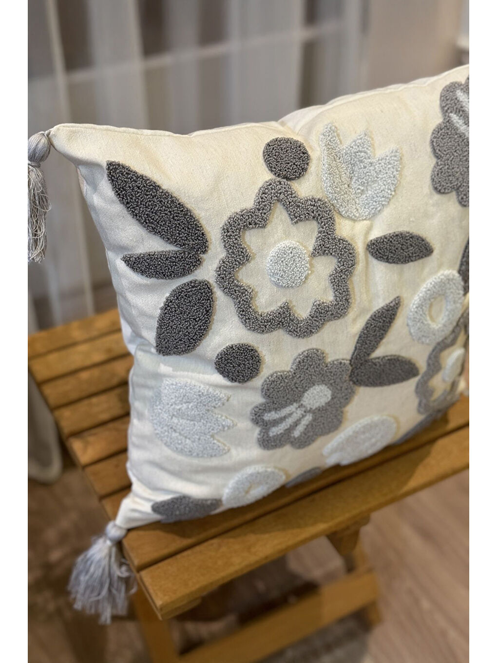 Gri Çiçek Nakışlı Püsküllü Kırlent Kılıfı-3