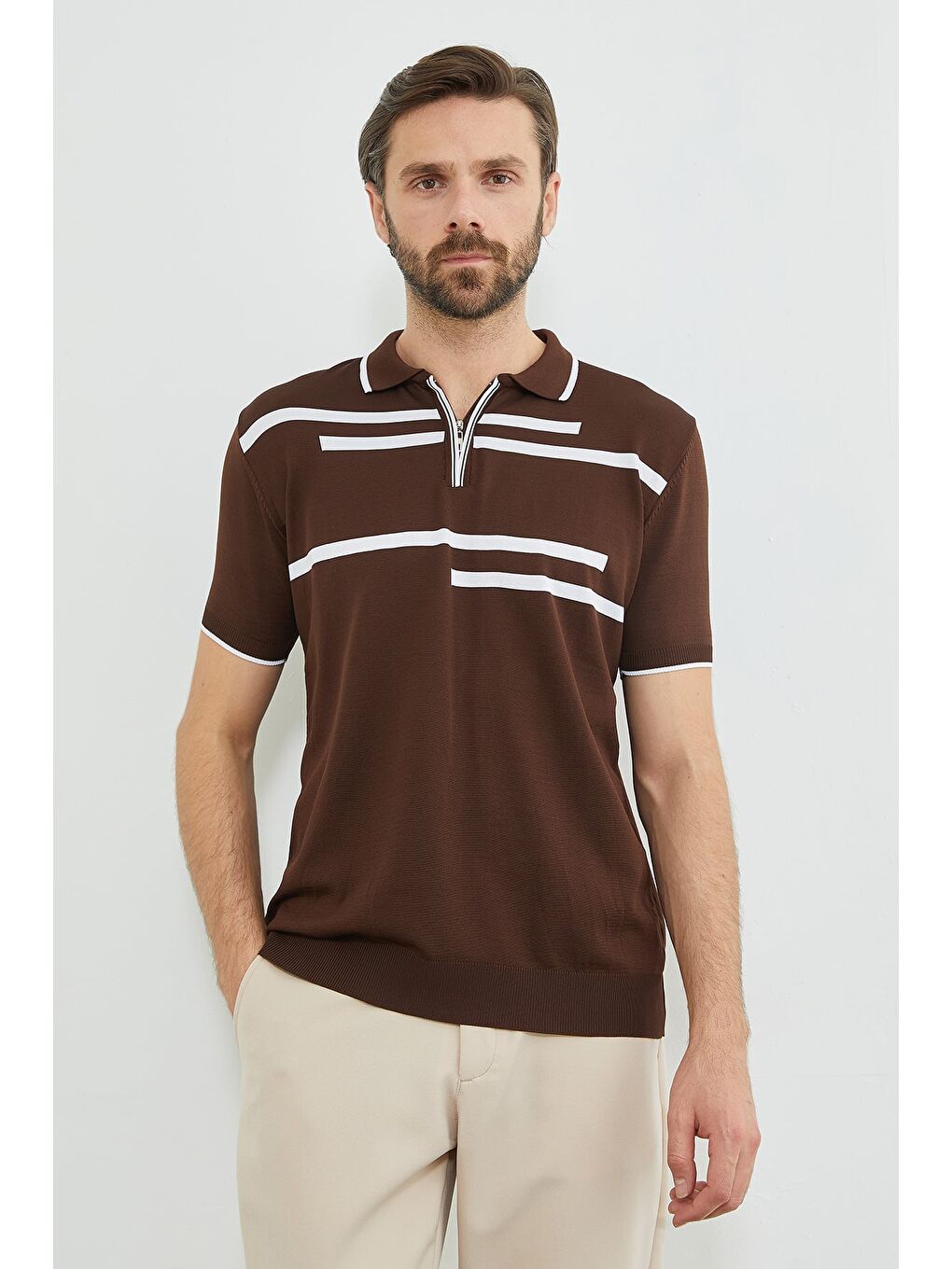 Kahverengi Çizgili Yarım Fermuarlı Polo Yaka Triko Tişört-1