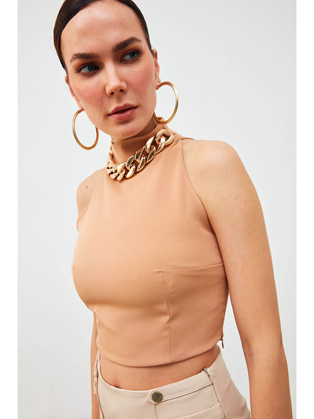 SATEEN Kahverengi Zincir Aksesuarlı Crop Bluz - Camel - 2