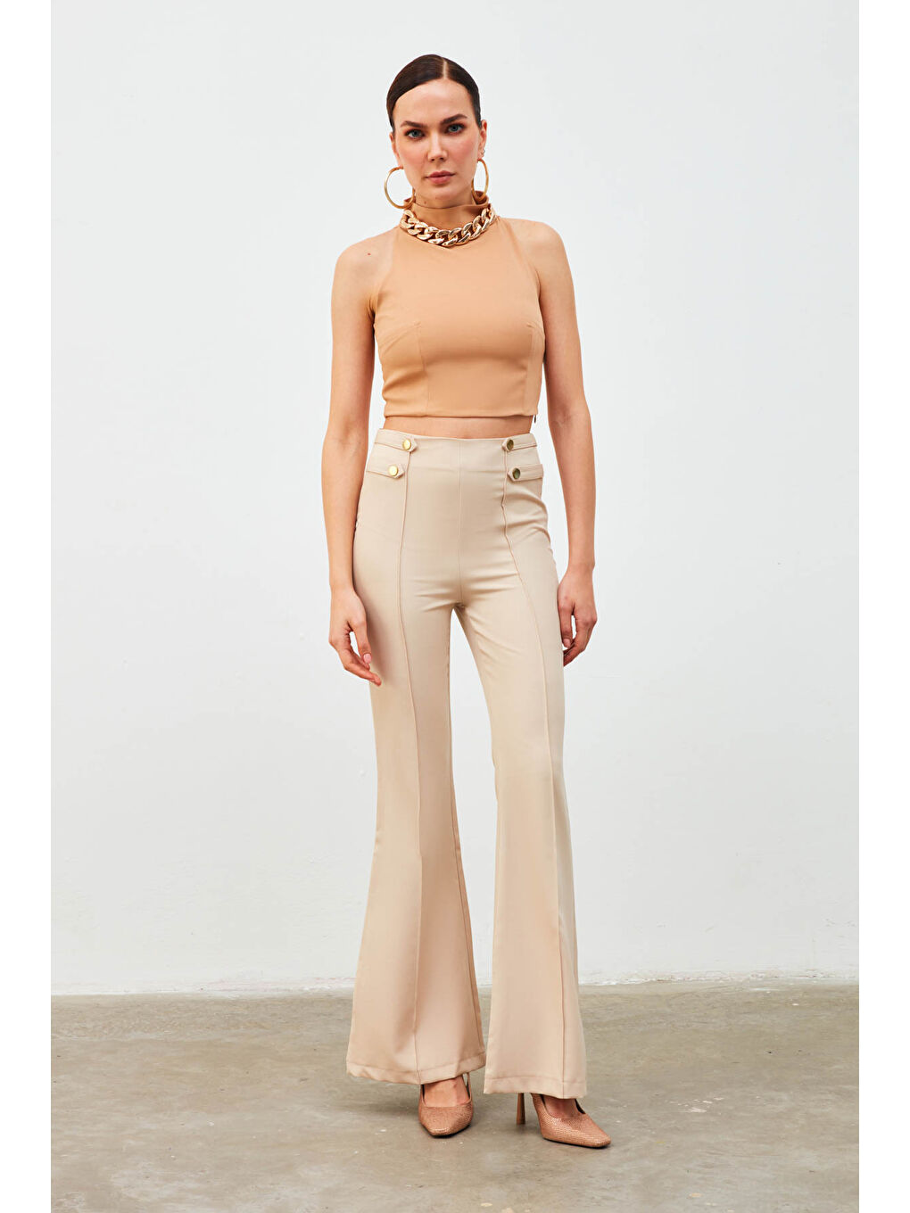 SATEEN Kahverengi Zincir Aksesuarlı Crop Bluz - Camel - 4