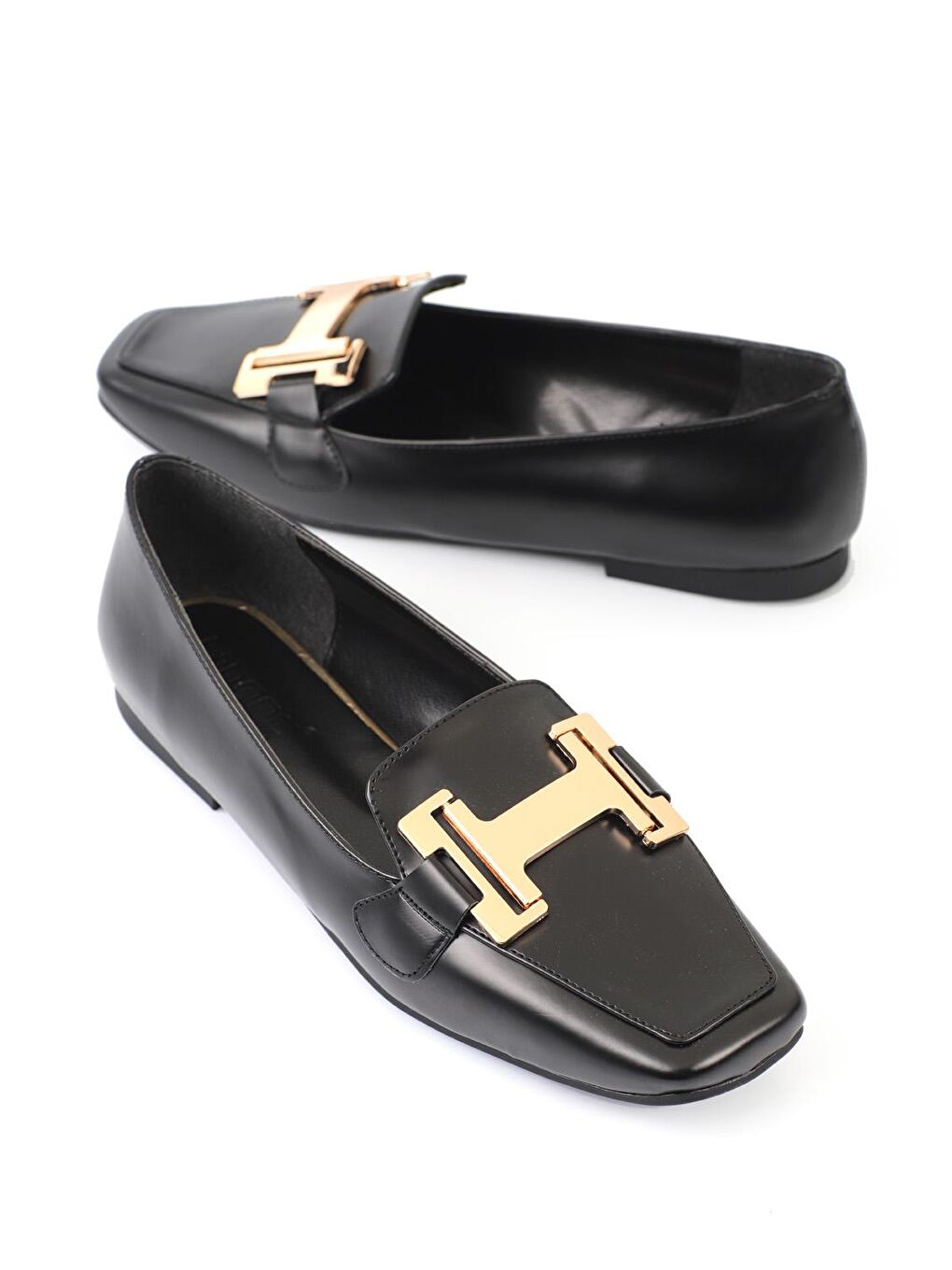 Siyah Küt Burunlu Metal  Toka Aksesuarlı Kadın Loafer