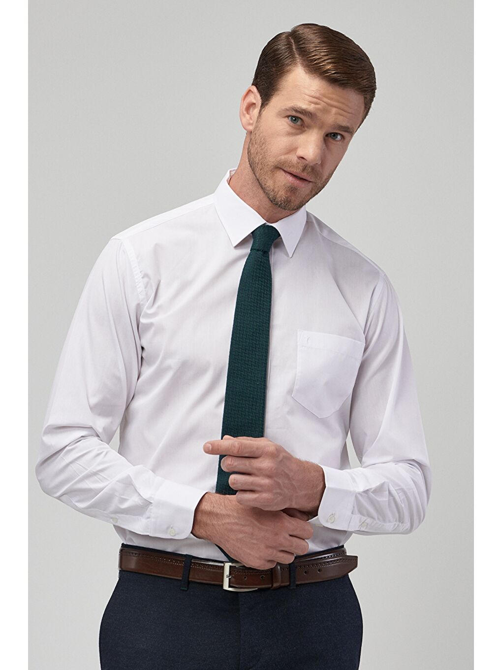 Erkek Beyaz Regular Fit Geniş Kesim Klasik Yaka Pamuklu Basic Cepli Gömlek-1