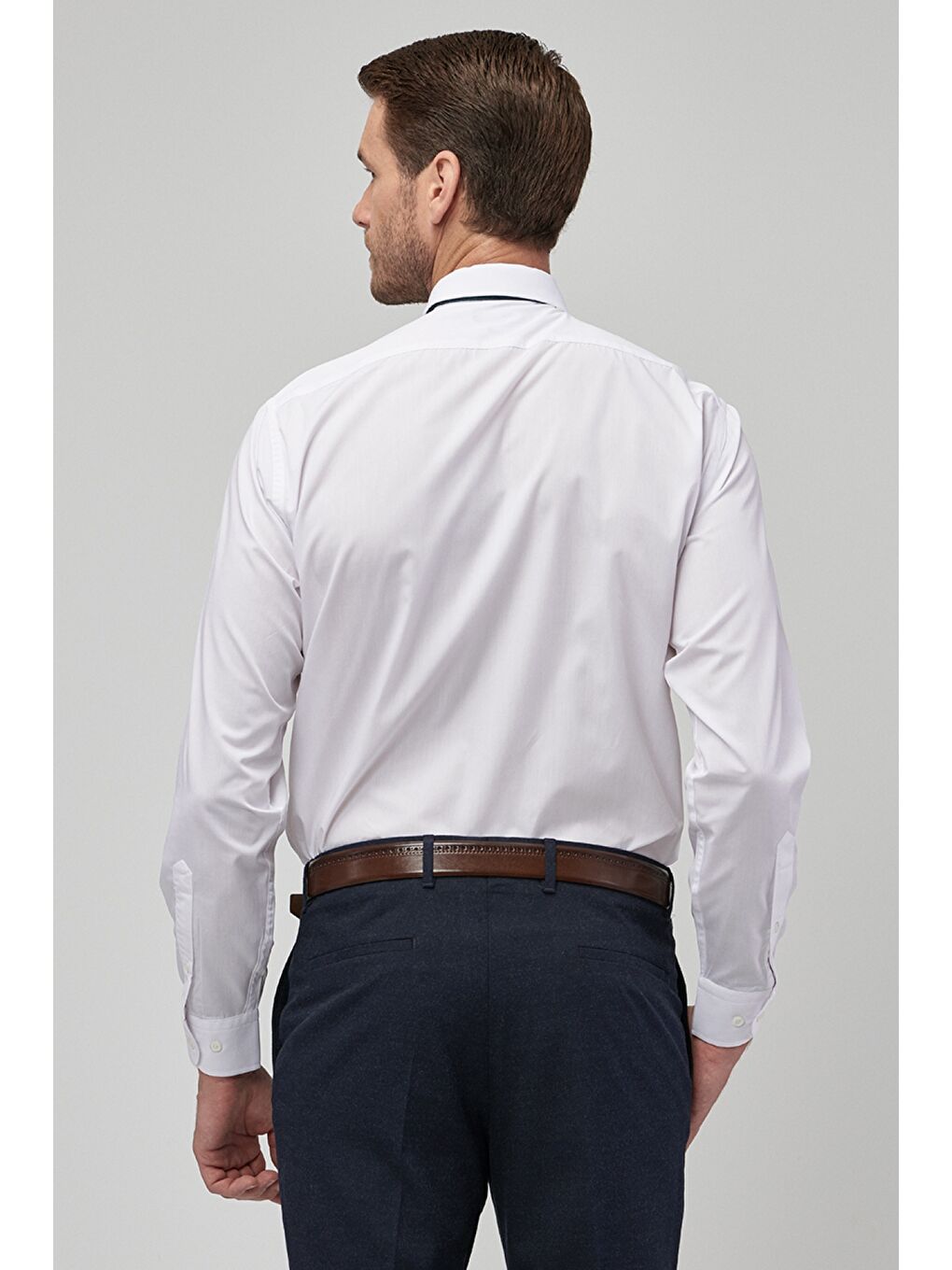 Erkek Beyaz Regular Fit Geniş Kesim Klasik Yaka Pamuklu Basic Cepli Gömlek-3