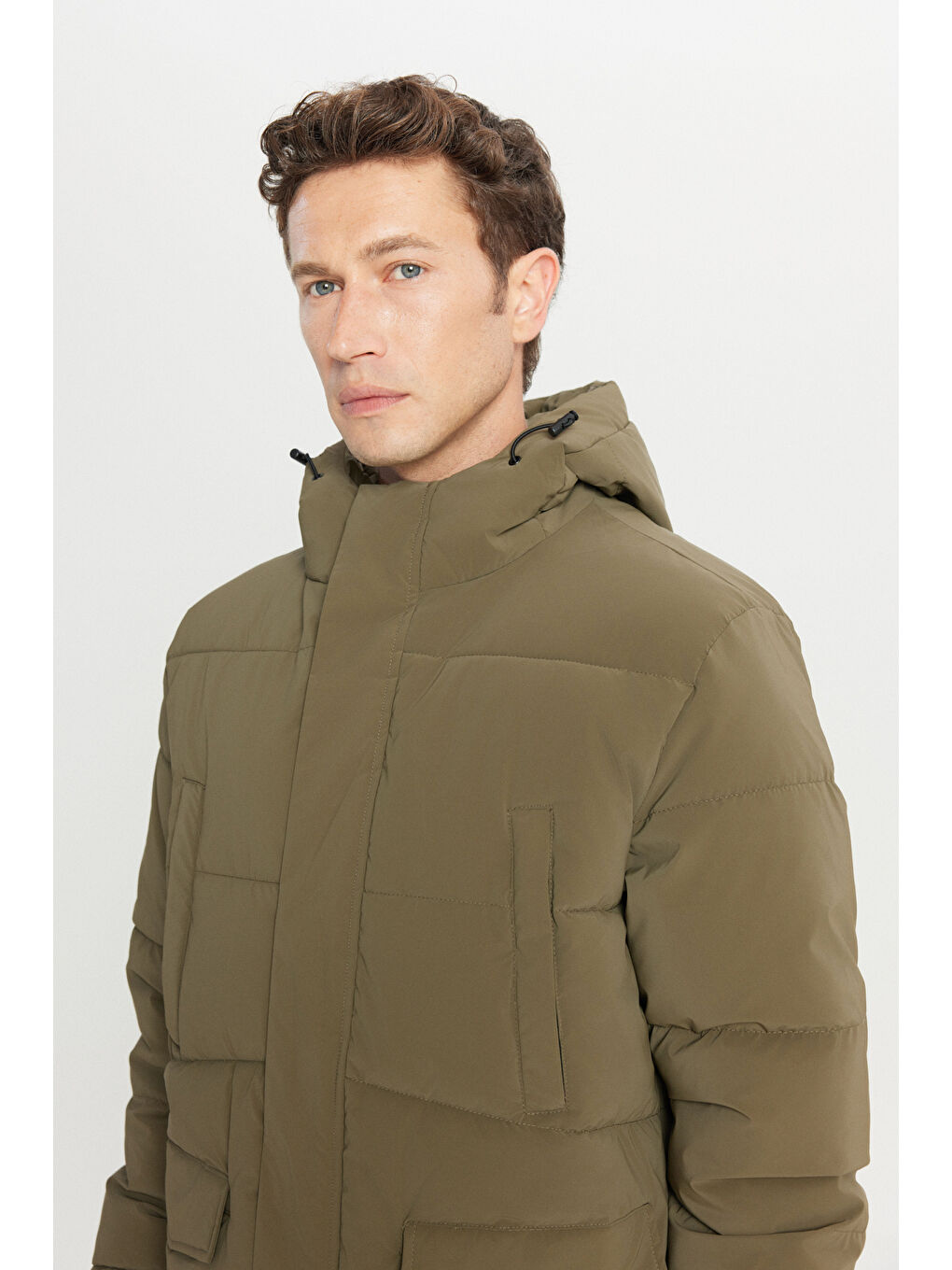 Erkek Haki Standart Fit Normal Kesim Dik Yaka Kapüşonlu Kapak Cepil Şişme Mont-3