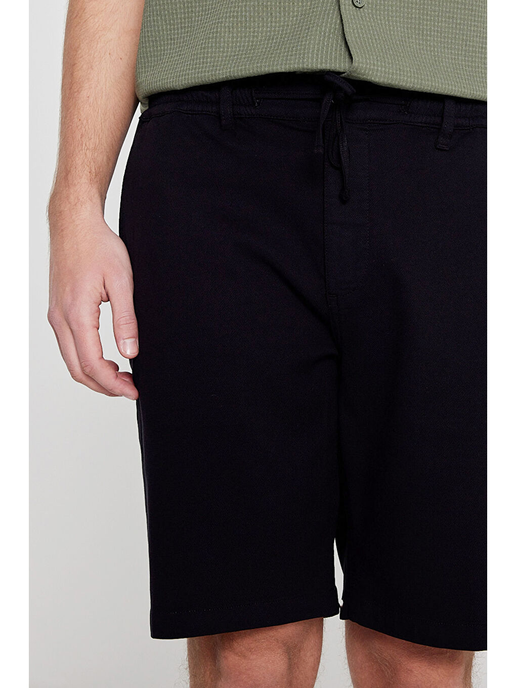 Siyah Beli Lastikli Şort-4