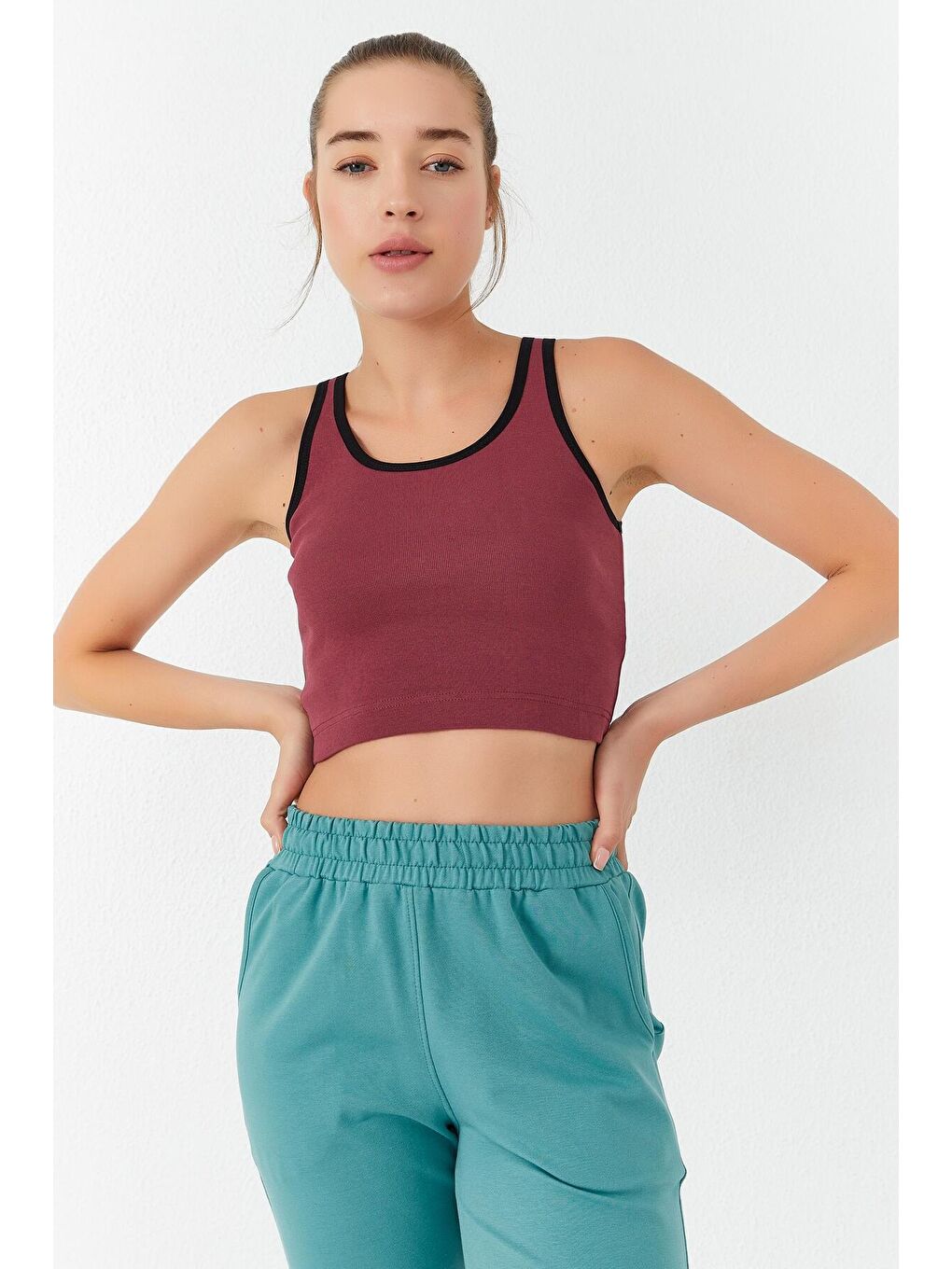 TOMMYLIFE Bordo Basic Sıfır Kol Dar Kalıp U Yaka Kadın Crop Top Atlet - 97162 - 2