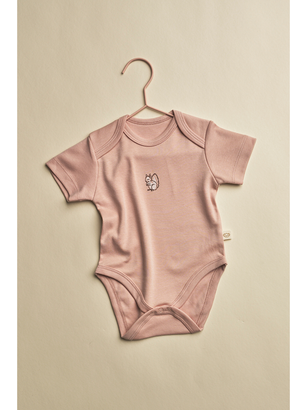 Pembe Somon Sincap Nakışlı Kısa Kollu Çıtçıtlı Bebek Body