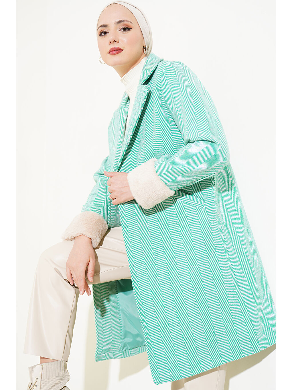 9145 Kadın Kolları Tüylü Balık Sırtı Kaşe Kaban - Yeşil-2