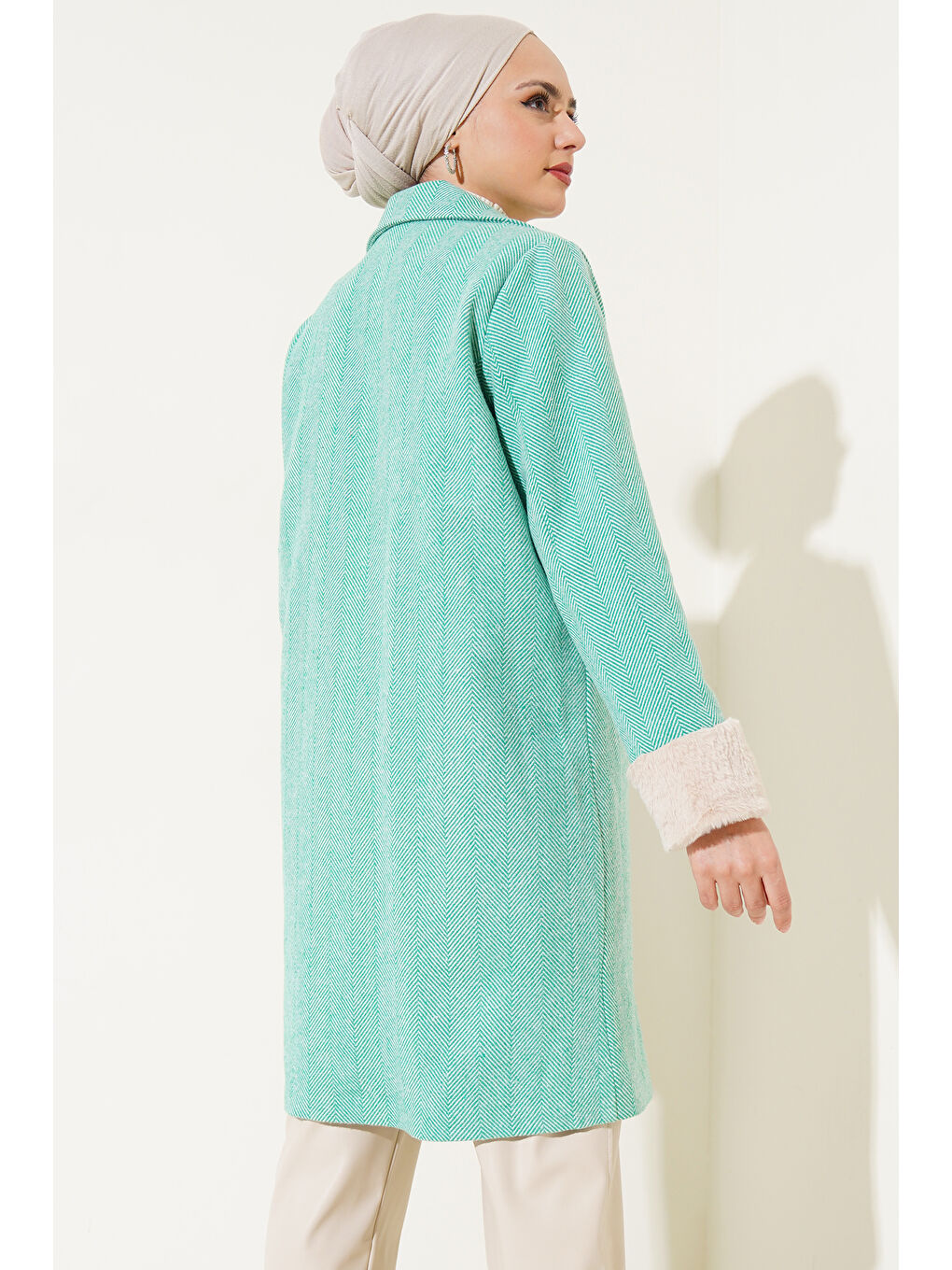 9145 Kadın Kolları Tüylü Balık Sırtı Kaşe Kaban - Yeşil-4