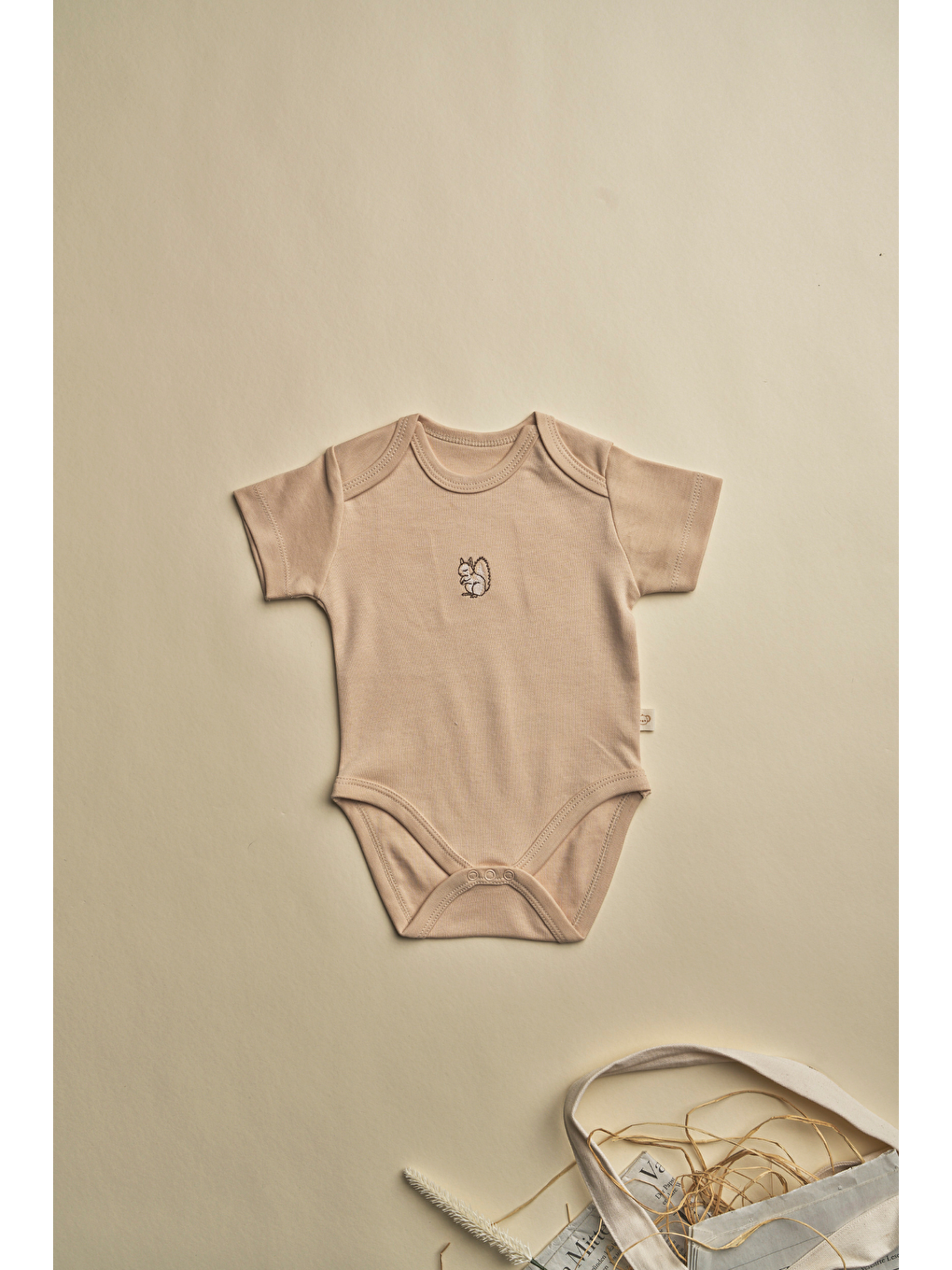 Bej Sincap Nakışlı Kısa Kollu Çıtçıtlı Bebek Body