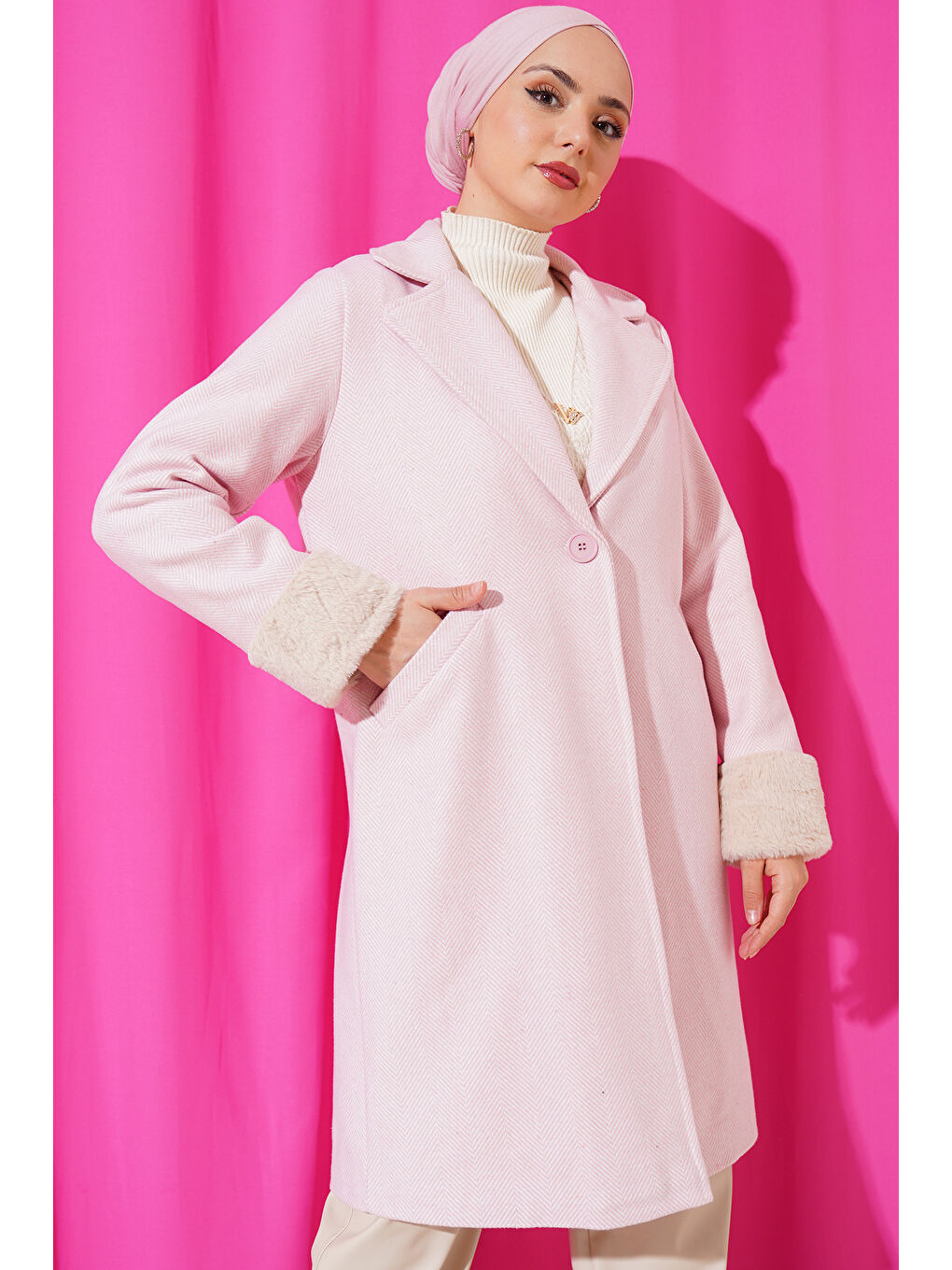 Pembe 9145 Kadın Kolları Tüylü Balık Sırtı Kaşe Kaban - Pudra