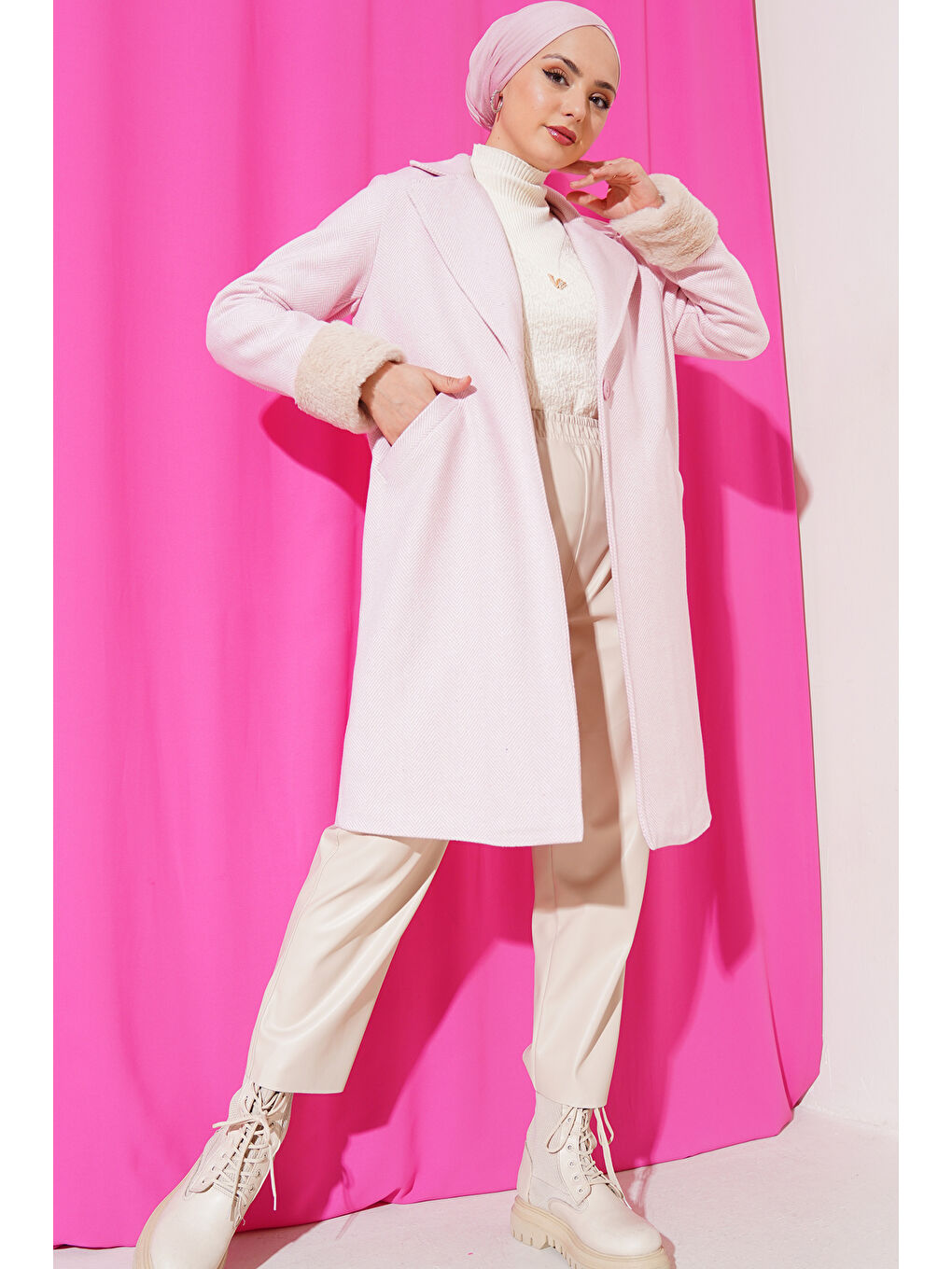 Pembe 9145 Kadın Kolları Tüylü Balık Sırtı Kaşe Kaban - Pudra-1