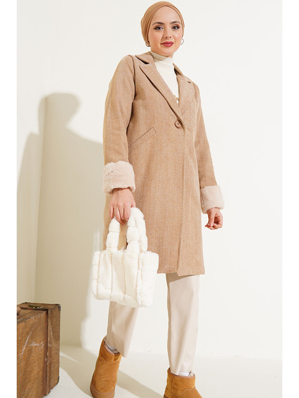 Bej 9145 Kadın Kolları Tüylü Balık Sırtı Kaşe Kaban - Bisküvi-1