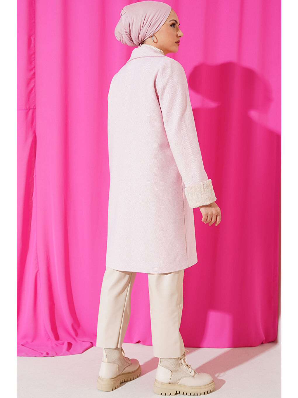 Pembe 9145 Kadın Kolları Tüylü Balık Sırtı Kaşe Kaban - Pudra-4