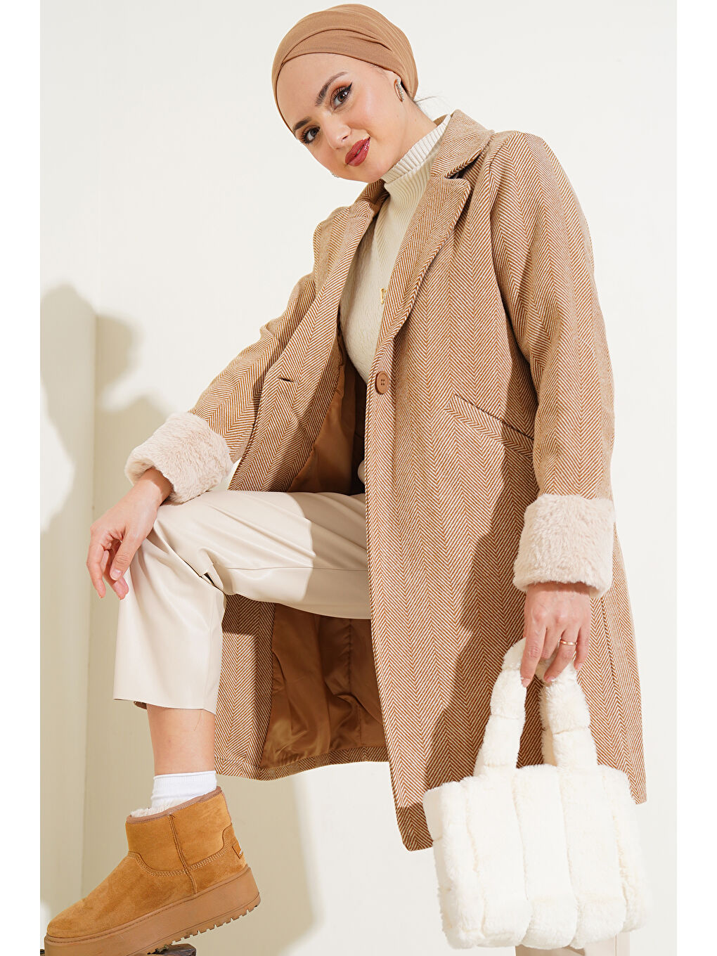 Bej 9145 Kadın Kolları Tüylü Balık Sırtı Kaşe Kaban - Bisküvi-2