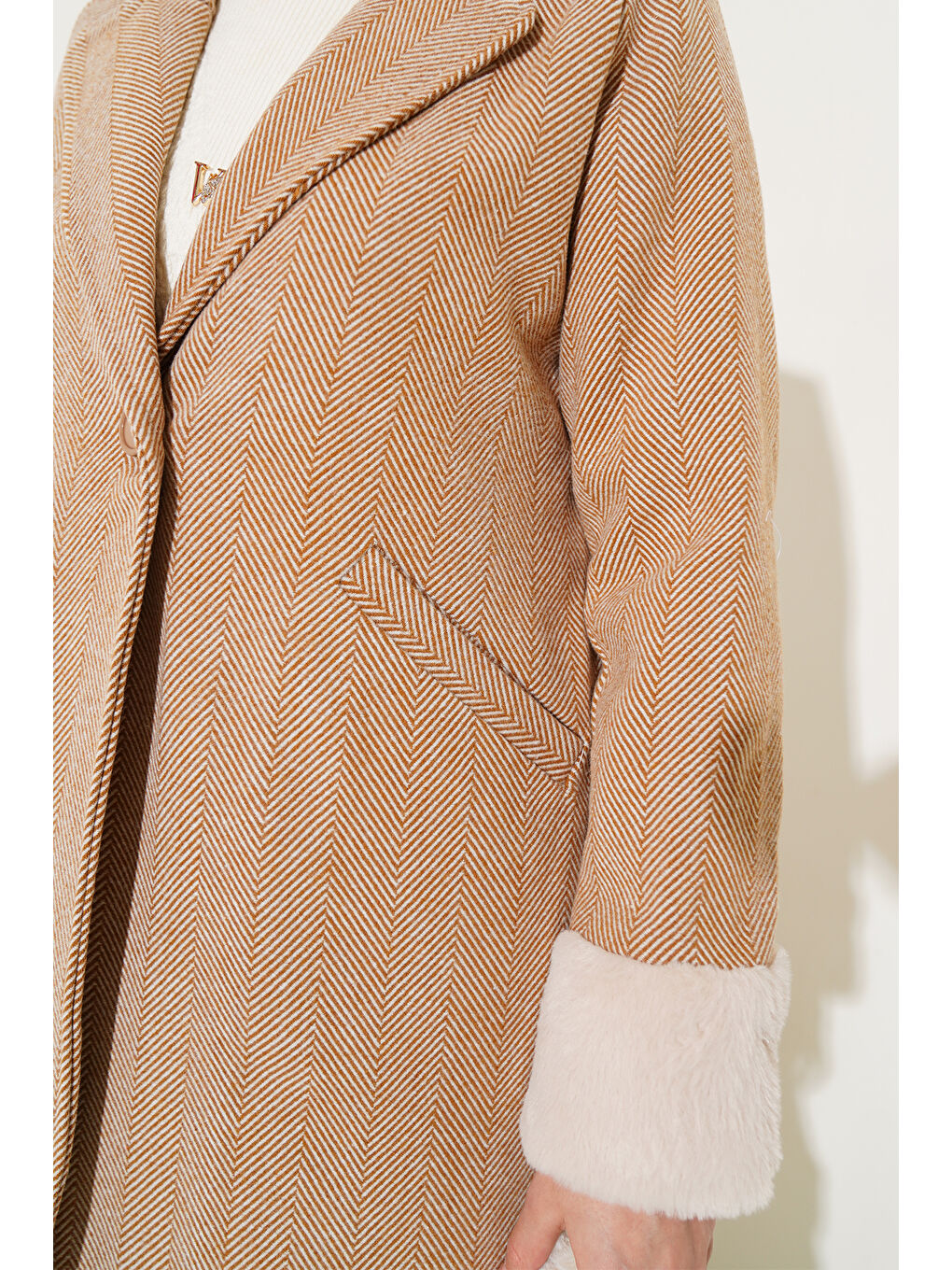 Bej 9145 Kadın Kolları Tüylü Balık Sırtı Kaşe Kaban - Bisküvi-3