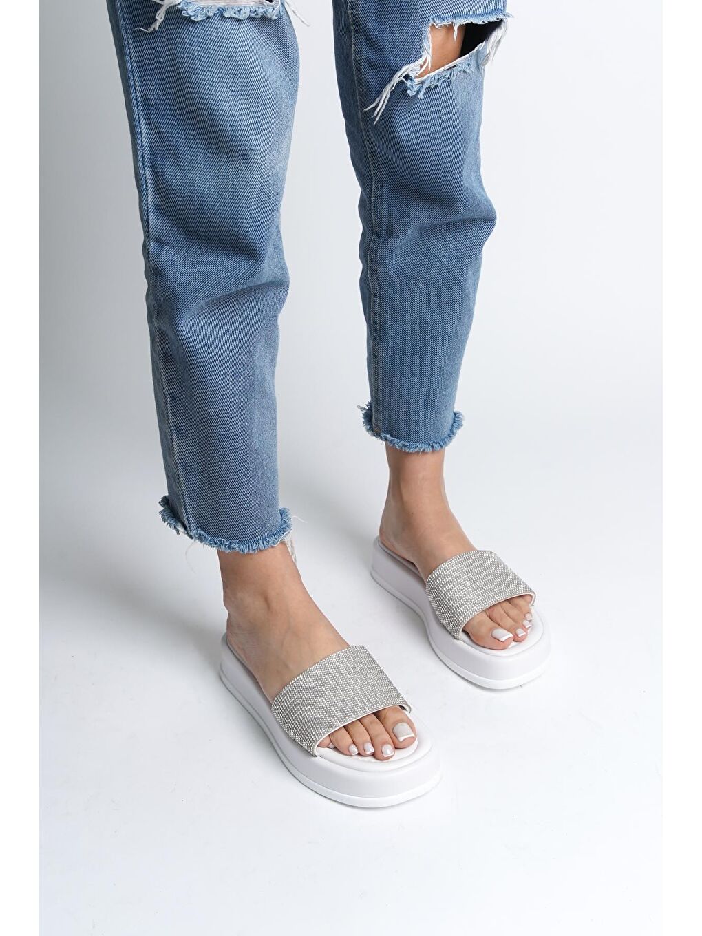 Beyaz Dolgu Topuklu Taşlı Tek Bantlı Kadın Terlik-1