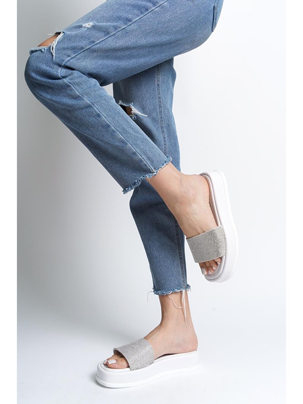 Beyaz Dolgu Topuklu Taşlı Tek Bantlı Kadın Terlik-3