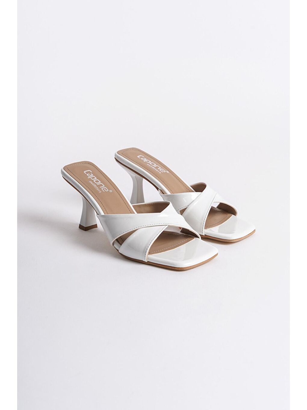 Beyaz Küt Burunlu Rugan Çapraz Bantlı Orta Topuklu  Kadın Terlik