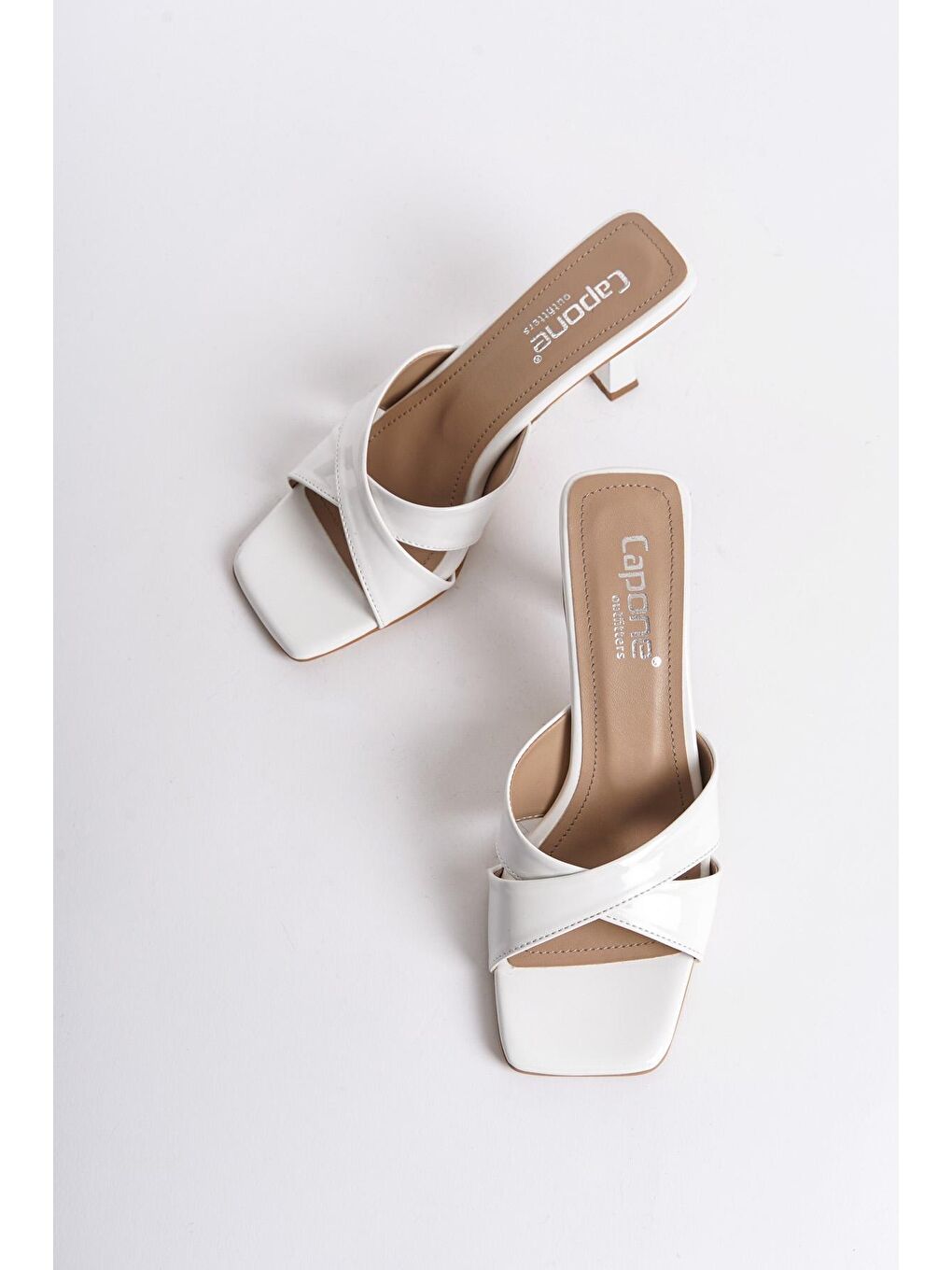 Beyaz Küt Burunlu Rugan Çapraz Bantlı Orta Topuklu  Kadın Terlik-1