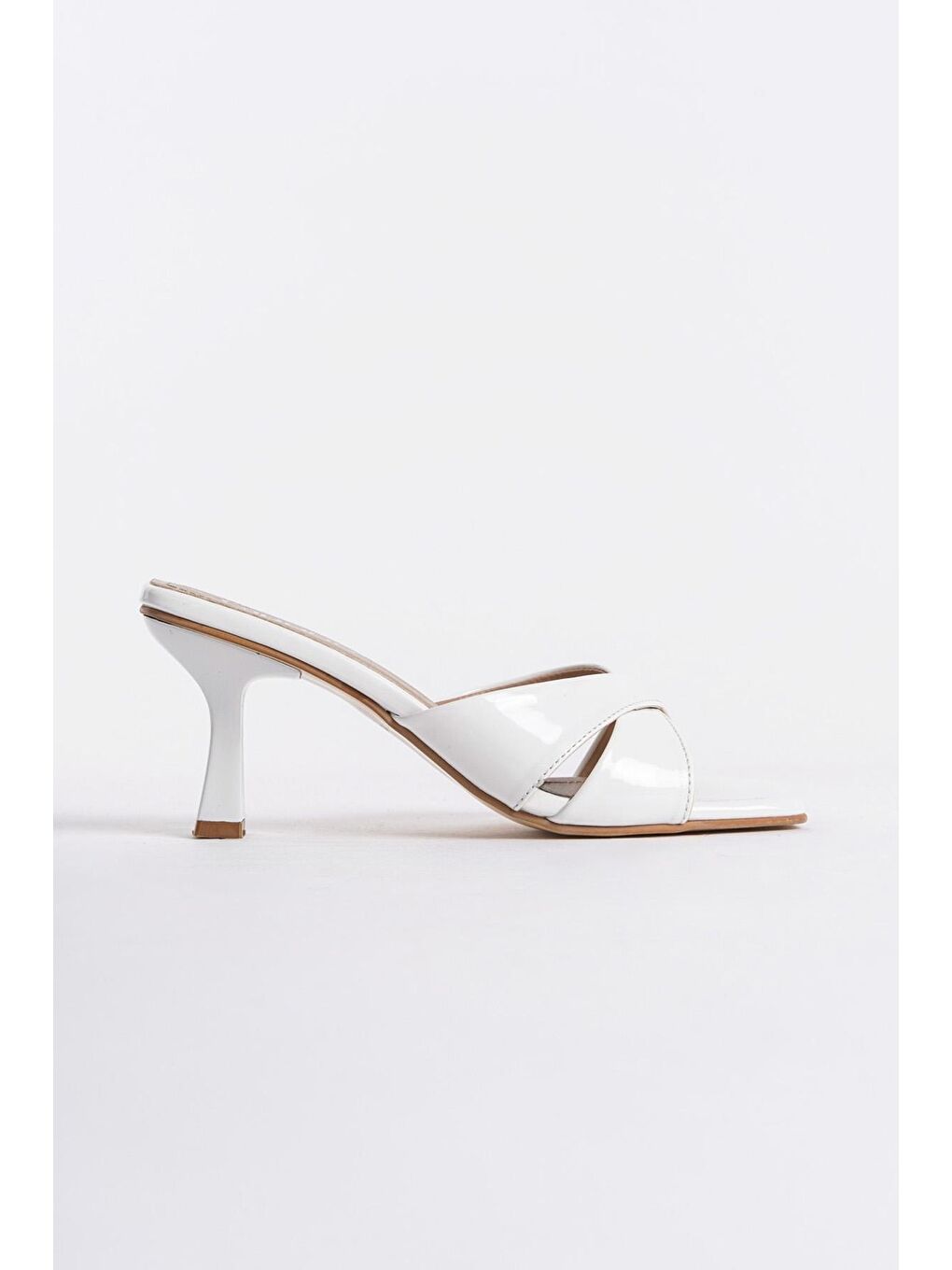 Beyaz Küt Burunlu Rugan Çapraz Bantlı Orta Topuklu  Kadın Terlik-3