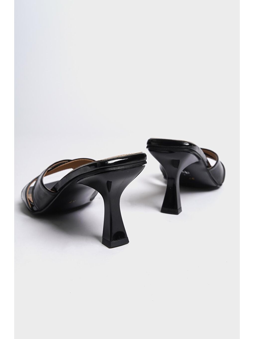 Siyah Küt Burunlu Rugan Çapraz Bantlı Orta Topuklu  Kadın Terlik-4