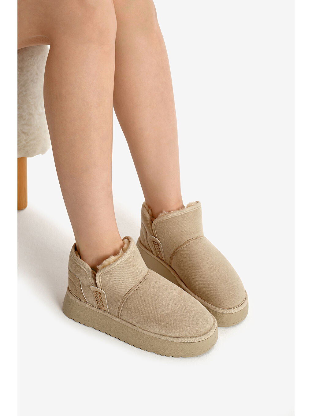 Kadın Bej Kalın Poli Taban Süet Görünümlü İçi Kürklü Günlük Kısa Bot-1