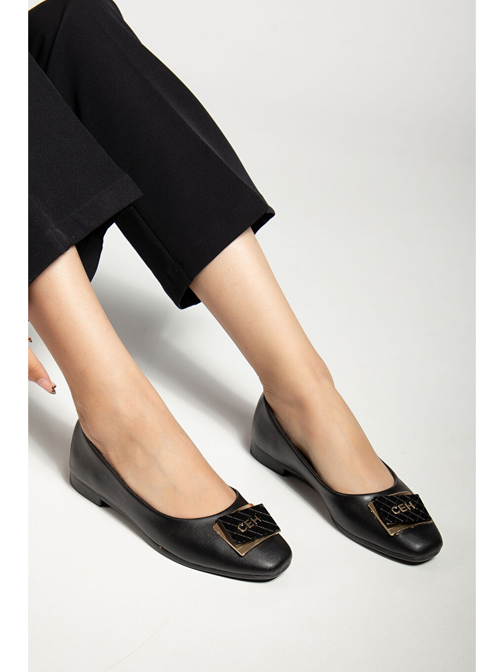 Kadın Siyah Oval Burunlu Önü Tokalı Babet