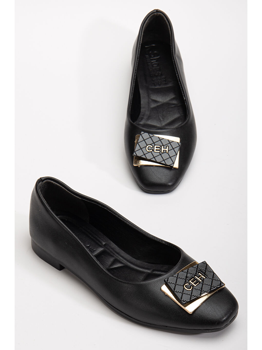 Kadın Siyah Oval Burunlu Önü Tokalı Babet-1