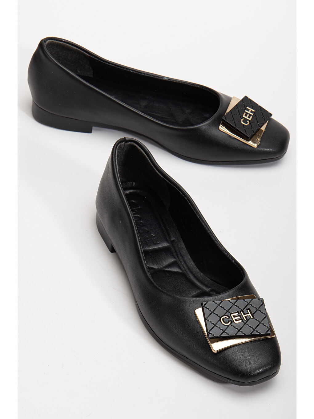 Kadın Siyah Oval Burunlu Önü Tokalı Babet-2