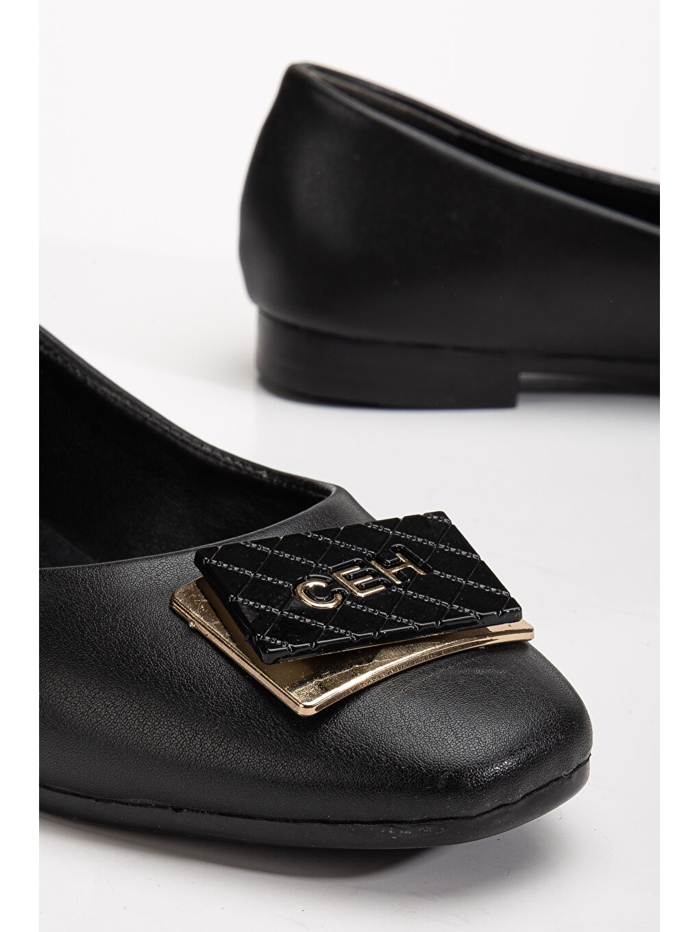 Kadın Siyah Oval Burunlu Önü Tokalı Babet-3