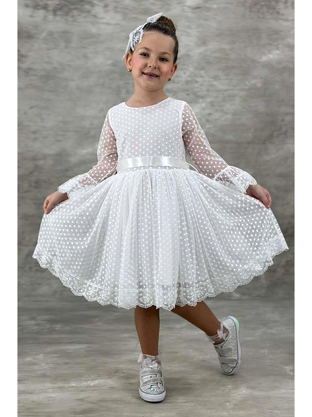 Kız Çocuk Üzeri Puantiye Detaylı Kolları Şeffaf Tüllü Prenses Beyaz Elbise