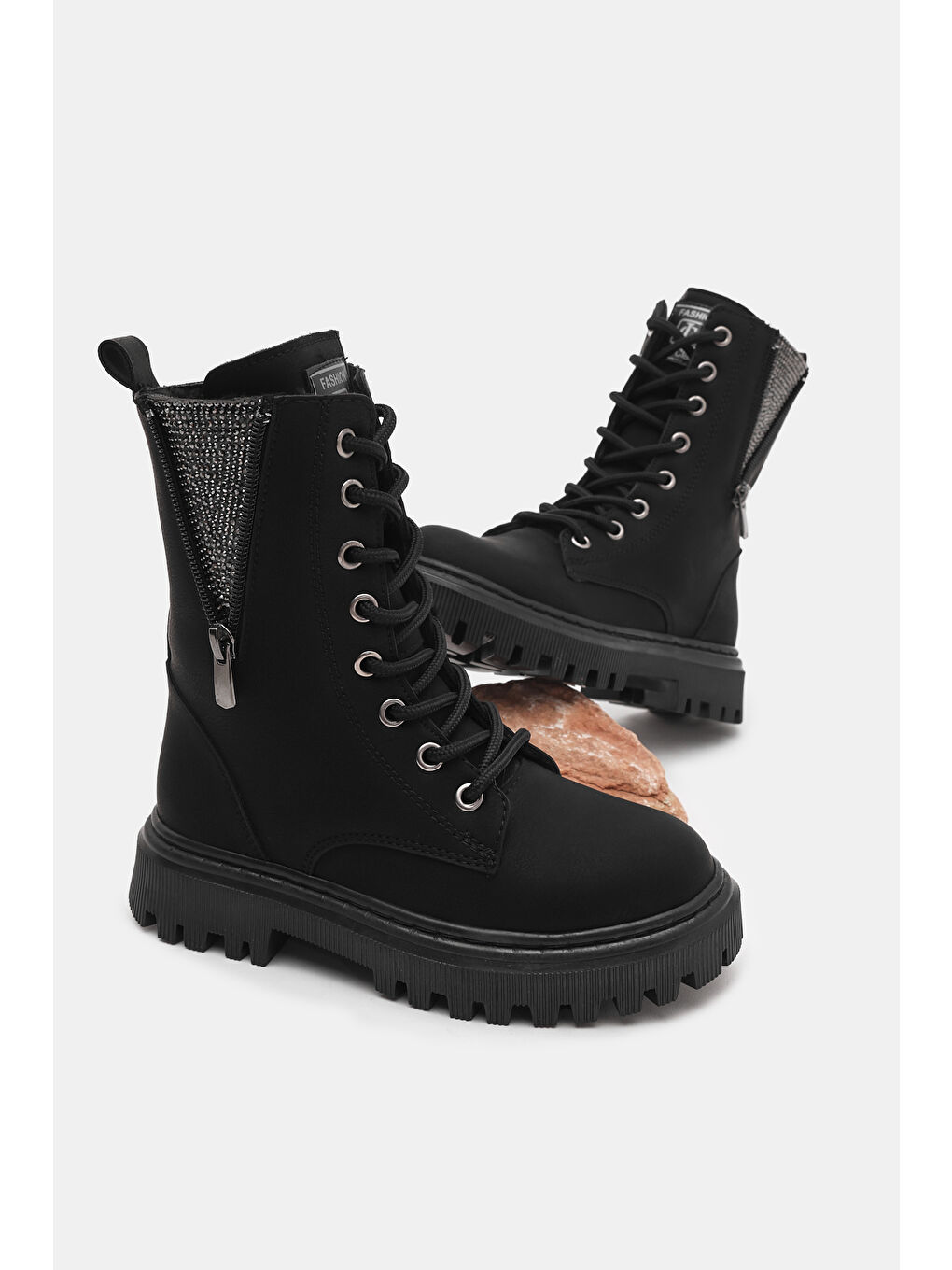 Kız Çocuk Siyah Mat Termo Taban Yanı Fermuarlı Taş Detaylı Bağcıklı ve Fermuarlı Bot