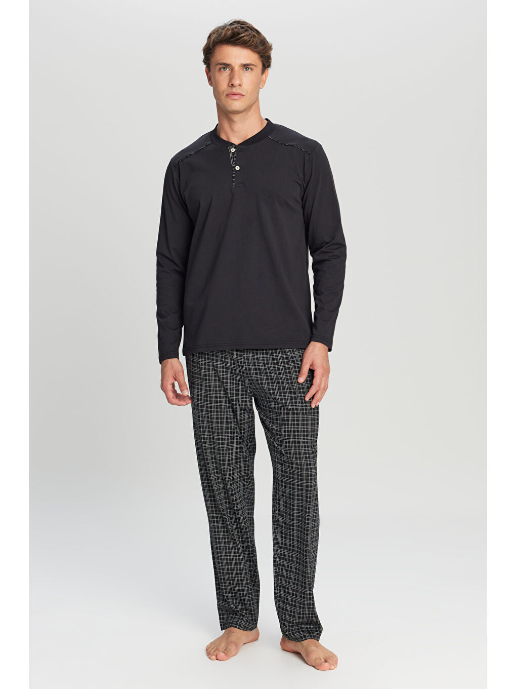 Erkek Siyah %100 Pamuk Standart Fit Hakim Yaka Desenli Cepli Pijama Takımı