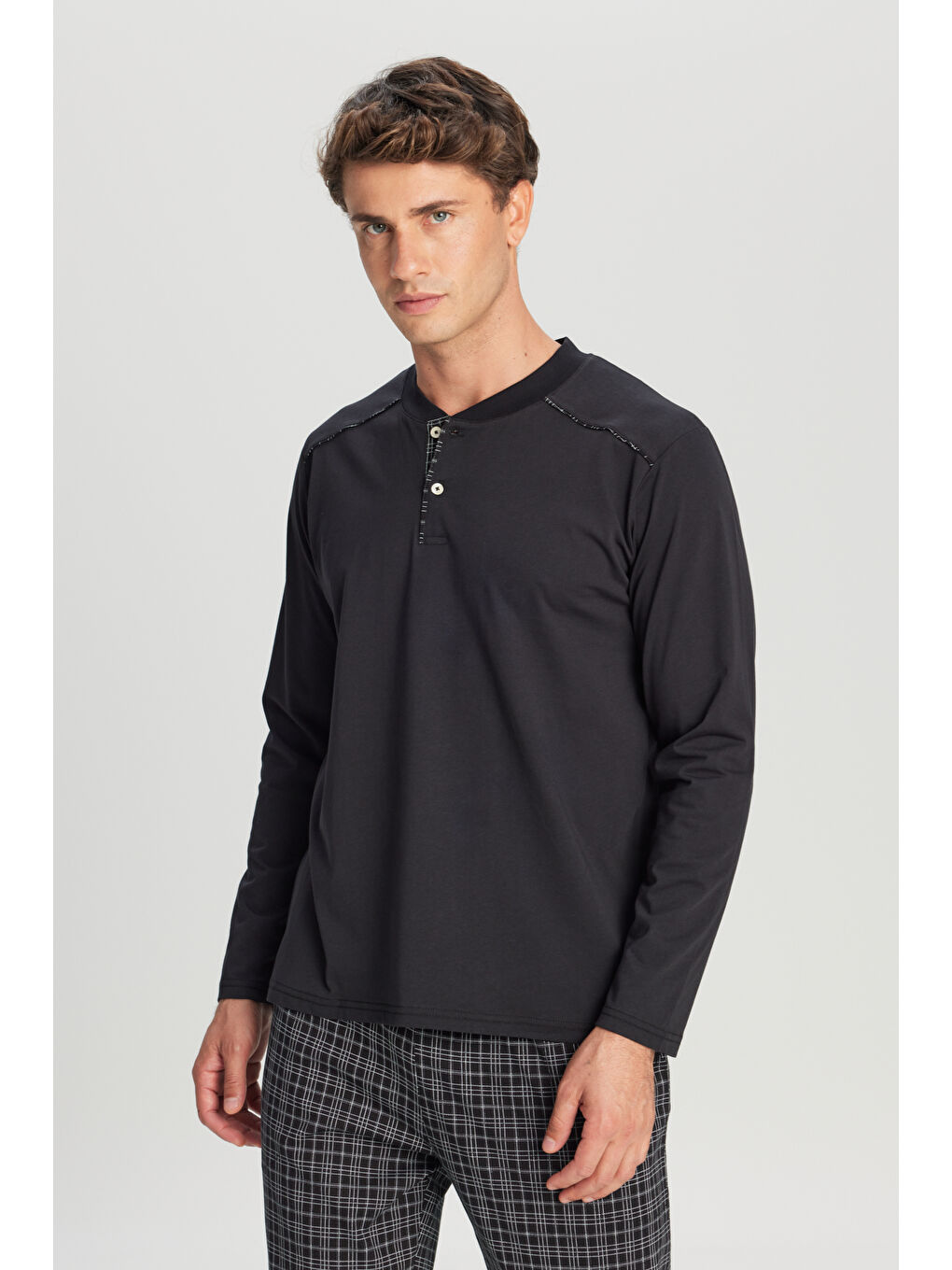 Erkek Siyah %100 Pamuk Standart Fit Hakim Yaka Desenli Cepli Pijama Takımı-1