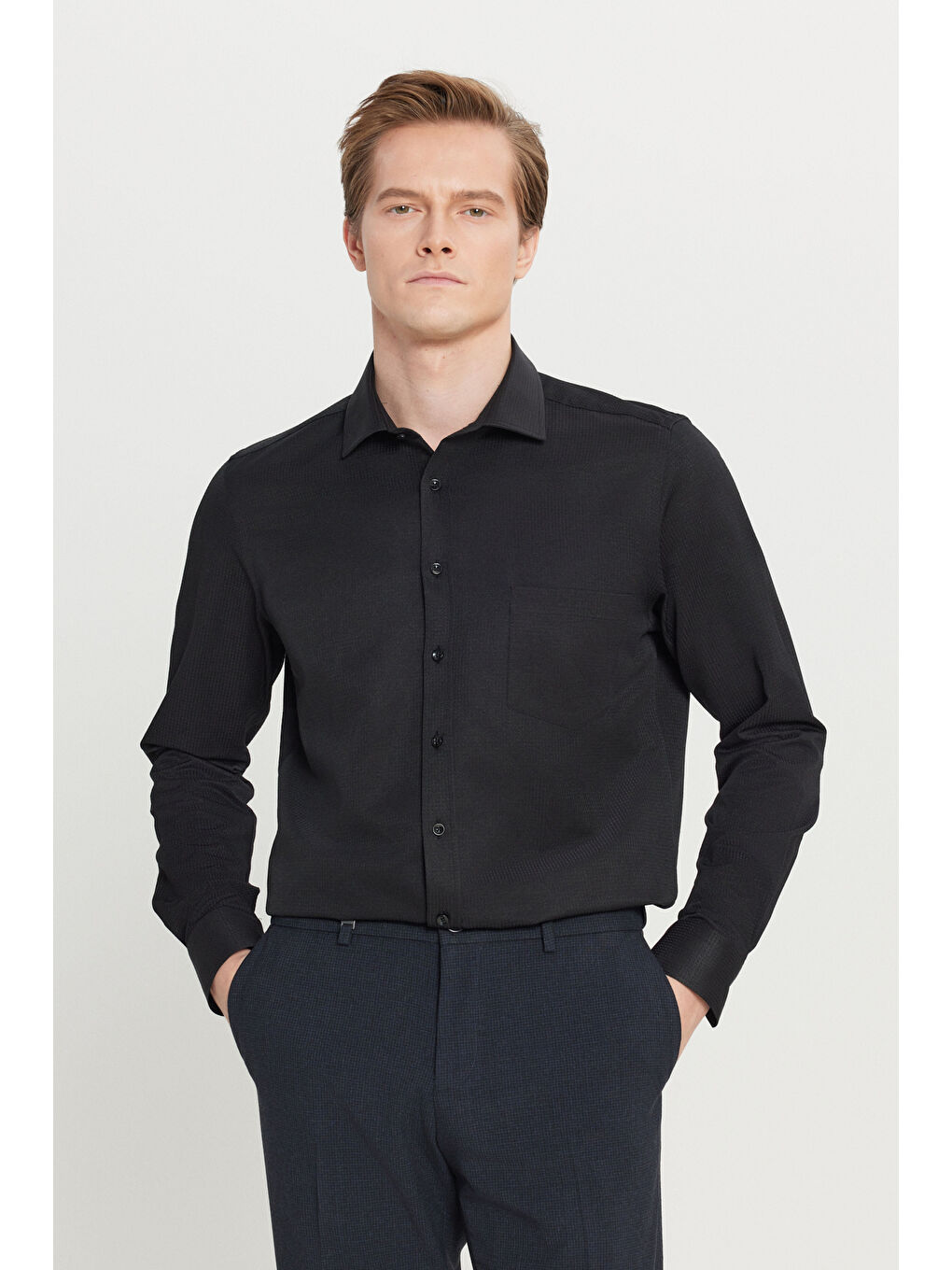 Erkek Siyah Pamuklu Tailored Slim Fit Dar Kesim Klasik Yaka Armürlü Cepli Gömlek