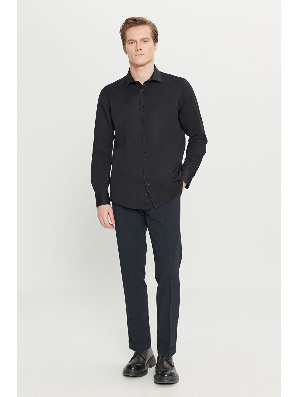 Erkek Siyah Pamuklu Tailored Slim Fit Dar Kesim Klasik Yaka Armürlü Cepli Gömlek-1