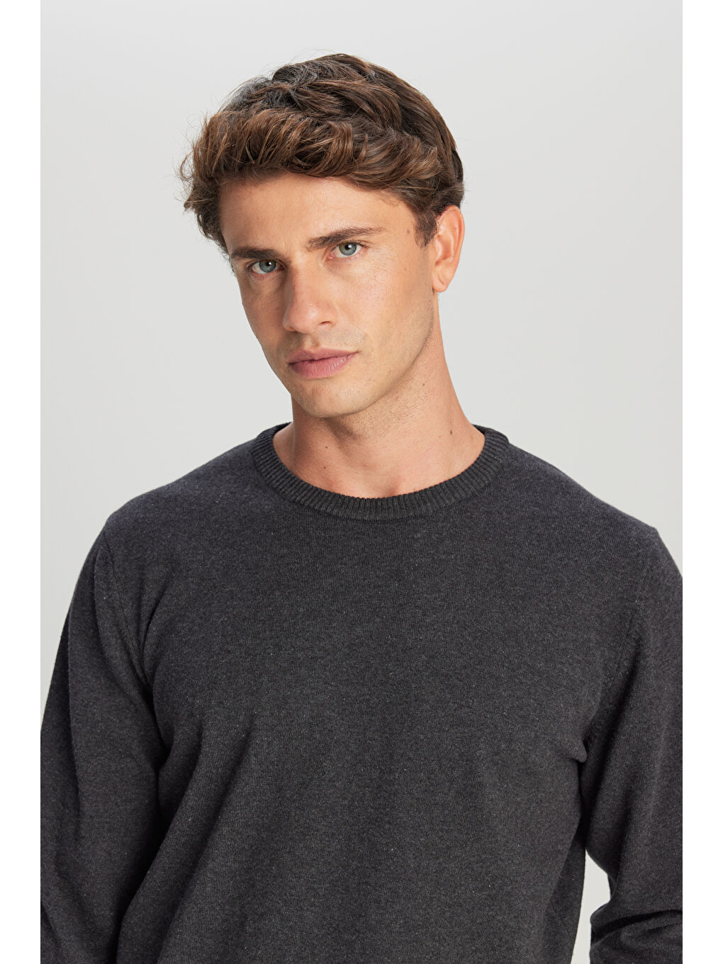 Erkek Antrasit-Melanj Pamuklu Standart Fit Normal Kesim Bisiklet Yaka Triko Kazak-3